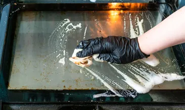 Fırındaki inatçı yağ lekelerini söküp atıyor! 3 malzeme ile parıl parıl yapıyor…