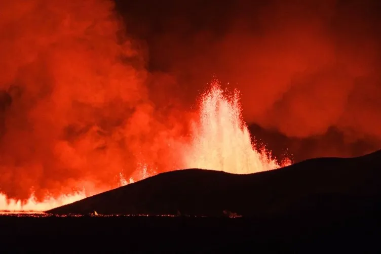 Dünya bunu konuşuyor! 4 kilometrelik ateş çukuru: İzlanda yanardağından korkunç görüntüler...