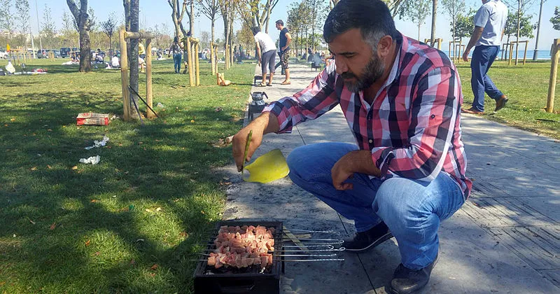Tatili fırsat bilen mangalcılar sahile indi -