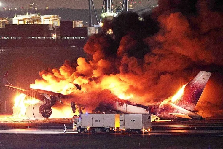 Japonya’da yanan uçağın içinde neler yaşandı? O anların videosu ortaya çıktı!