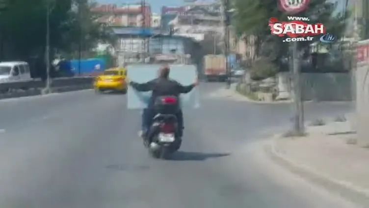 Biri motosikletle levha taşıdı, diğeri trafikte patenle yolculuk yaptı...Tehlikeli yolculuklar kamerada