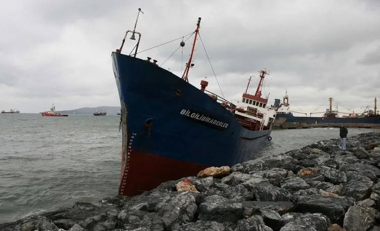 İstanbul’da 5 gemi karaya sürüklendi