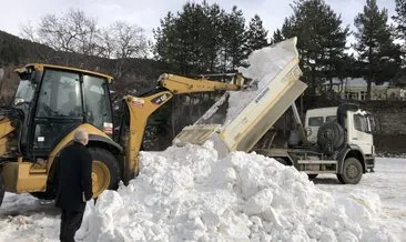 Şavşat’ta kar üstü güreşleri için kamyonlarla kar taşındı