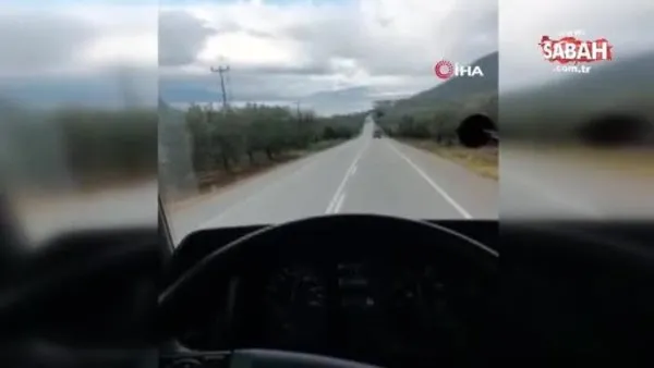 Tır ile servis minibüsü çarpıştığı kaza kamerada | Video