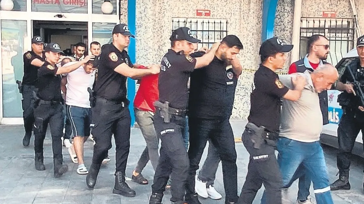 Hayali pamuk şebekesine operasyon: 8 gözaltı! 114 milyon liralık sahte fatura kestiler! Hayali pamuk şebekesine operasyon: 8 gözaltı! 114 milyon liralık sahte fatura kestiler!