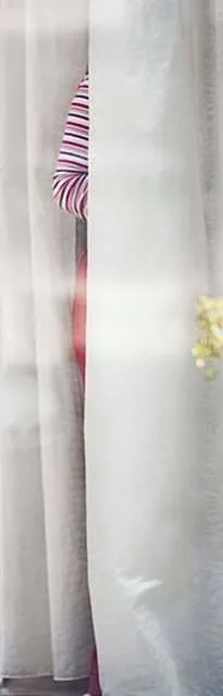 Komşularını gözetleyip fotoğraflarını çekti