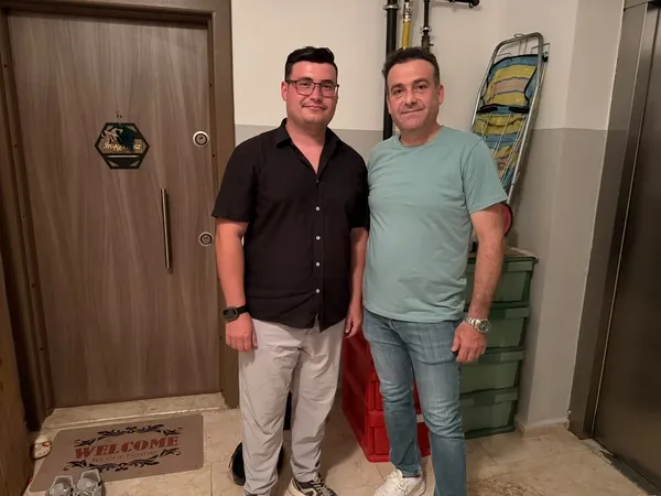 apartman-sakinlerinin-kabusu-oldu-piskin-hirsiz-ayakkabi-magazasindan-secer-gibi-caldi-o-anlar-kameraya-boyle-1784020031962.jpg