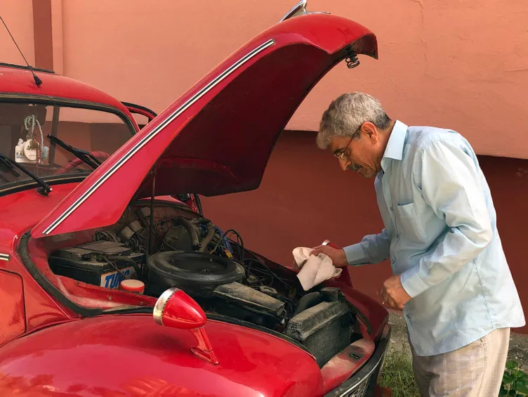 67 yaşındaki adam, kendisinden büyük Topolino model aracına gözü gibi bakıyor