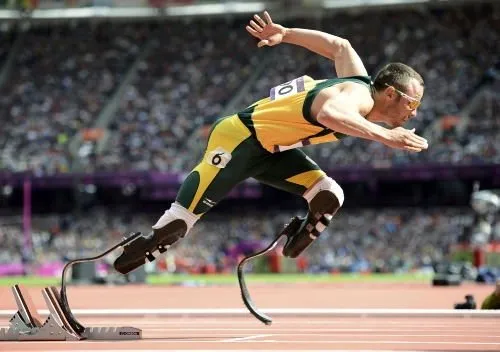 Oscar Pistorius protez bacaklarıyla yarı finale yükseldi