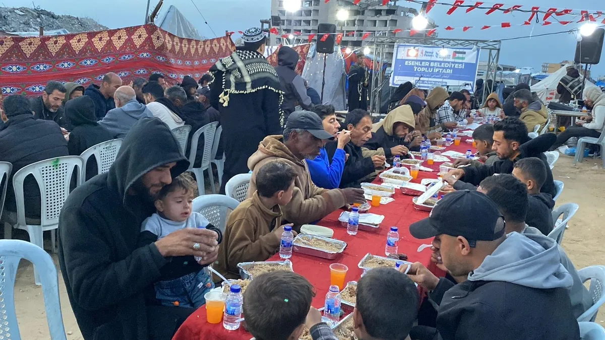 Esenler’den Gazze’ye 10 bin kişilik iftar sofrası Esenler’den Gazze’ye 10 bin kişilik iftar sofrası