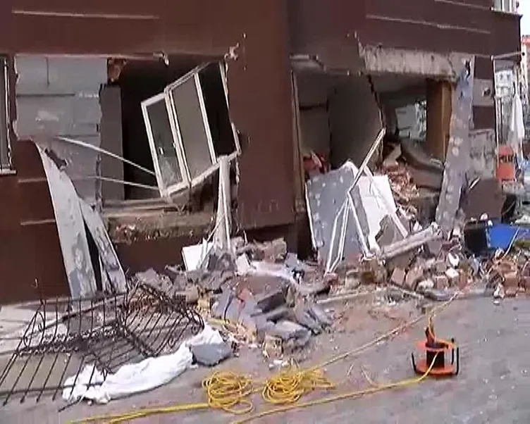 Son dakika: Beylikdüzü'nde 14 katlı binanın girişinde patlama! Bölgeye çok sayıda ekip sevk edildi: Yaralılar var