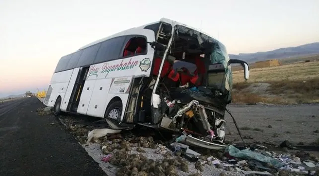 Konya'da yolcu otobüsü ile tır çarpıştı