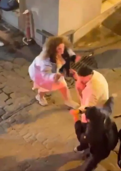 İstanbul Taksim’de ABD’li kadının yaptıklarını görenler şaştı kaldı: Önüne çıkan her erkeğe…