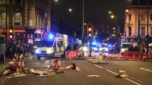 Londra yanıyor! Polise petrol bombalarıyla saldırdılar