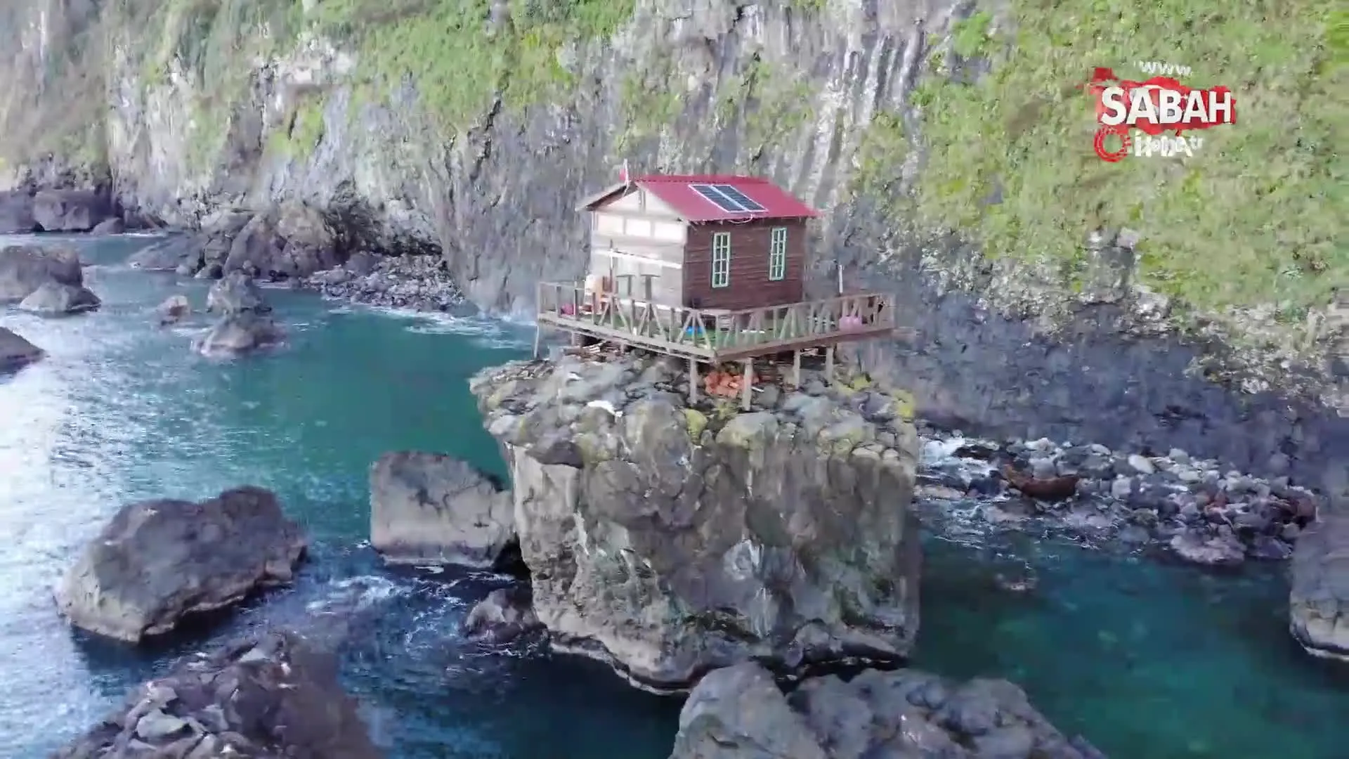 Deniz Kiyisindaki Kayanin Uzerine Yapilan Baraka Dikkat Cekiyor Video Videosunu Izle Son Dakika Haberleri