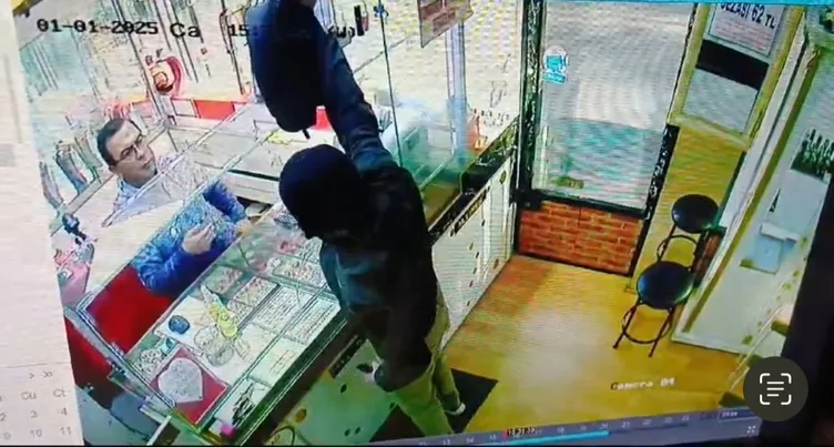 Bursa’da trajikomik soygun! Oyuncak silahla kuyumcu soymaya çalıştı! Dayak yedi! İşte o anlar...