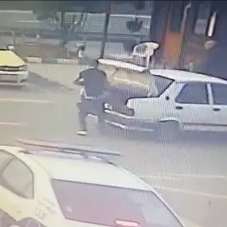 Saatlerce darp ettikleri şahsı bagajdan atarken yakalandılar