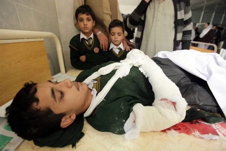 Pakistan’da okula kanlı saldırı