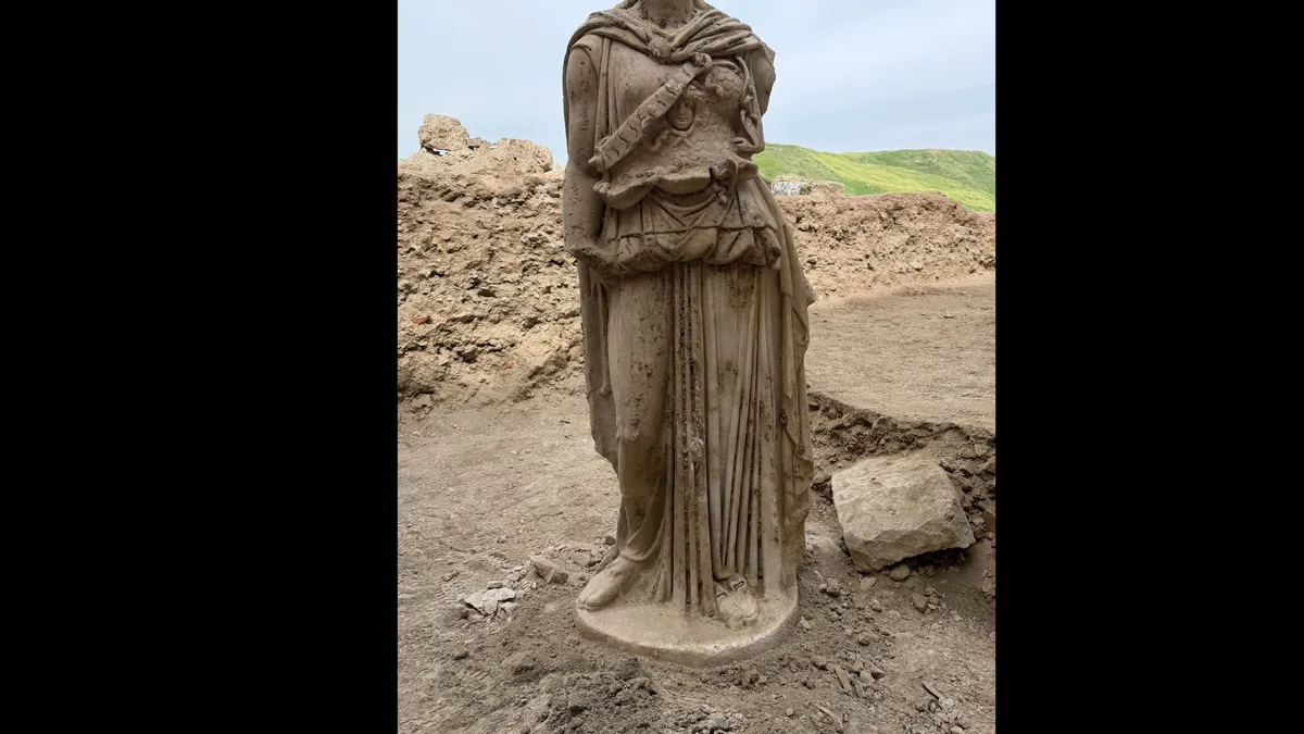 Laodikeia’da heyecan veren keşif: Bakan Ersoy paylaştı: 2 metrelik dev heykel gün ışığına çıktı! Görenler gözlerine inanamadı