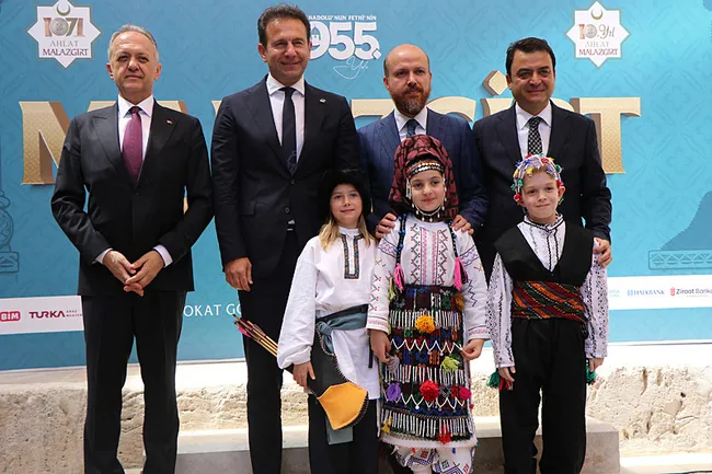 bilal-erdogan-malazgirt-ve-canakkale-gelecek-bin-yilimizin-cozumlerini-sunuyor-1786624489143.jpeg
