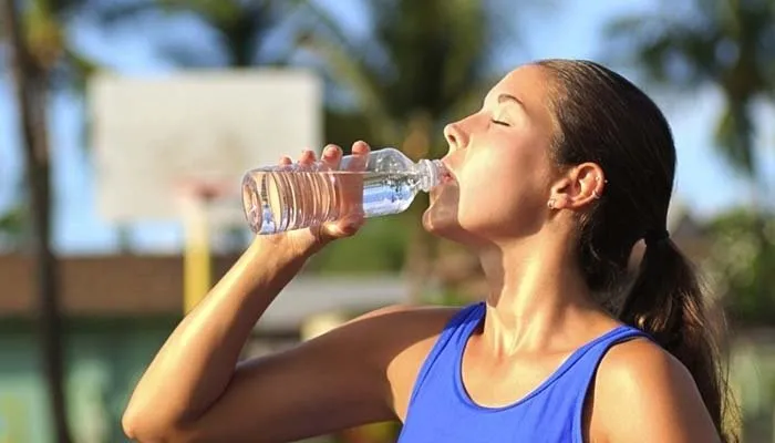 Aç karnına sıcak tuzlu su içmenin inanılmaz faydaları