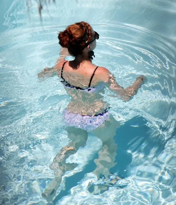 Katy Perry havuzda fena yakalandı