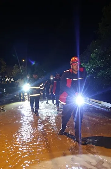 Sele kapılan araçta öldü