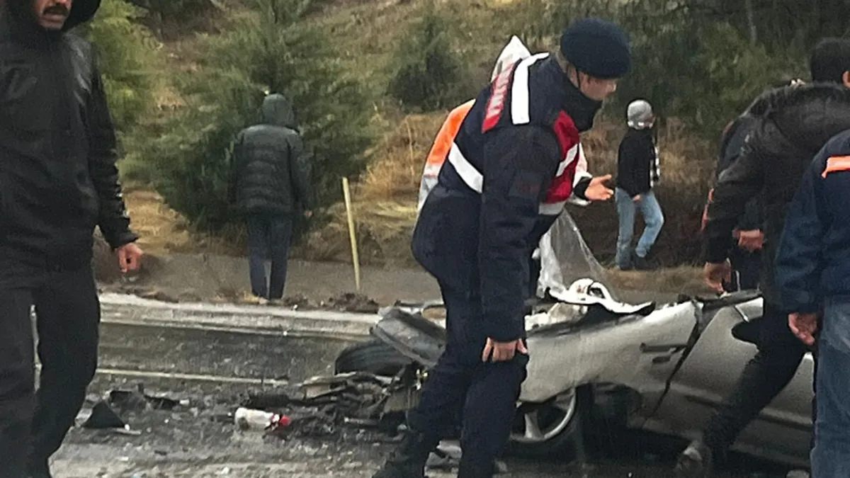 Adıyaman'da feci kaza! Otobüs ile otomobil çarpışt…