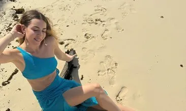 Deniz kızı Sinem Sinem Kobal’dan sahil pozları! Kumlarda sere serpe poz veren Sinem Kobal güzelliğiyle mest etti!