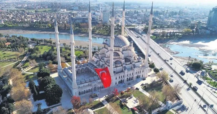 En büyük Türk bayrağı Merkez Camisi’ne asıldı
