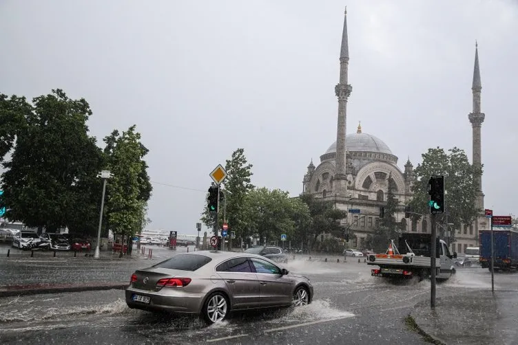 Son dakika: İstanbul’da yollar göle döndü!
