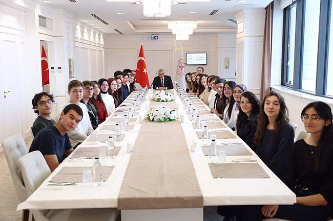 bakan-memisoglu-saglik-sistemimiz-gunde-3-milyon-insana-dokunuyor-1790782328732.jpeg Bakan Memişoğlu: “Sağlık sistemimiz günde 3 milyon insana dokunuyor”