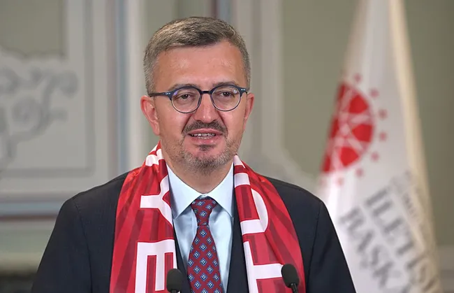 iletisim-baskani-burhanettin-durandan-a-milli-futbol-takimina-destek-mesaji-1781381231476.jpeg