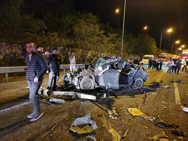 adanada-polis-aracinin-da-karistigi-trafik-kazasinda-2-kisi-oldu-9-kisi-yaralandi-1683833340659.jpg