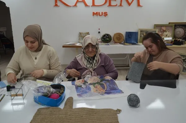 musta-kadinlar-el-sanatlari-kursunda-hem-ogreniyor-hem-de-ev-ekonomisine-katki-sagliyor-1764683325454.jpg