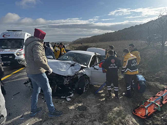 kirklarelide-iki-otomobil-carpisti-7-kisi-yaralandi-1766936195550.jpg