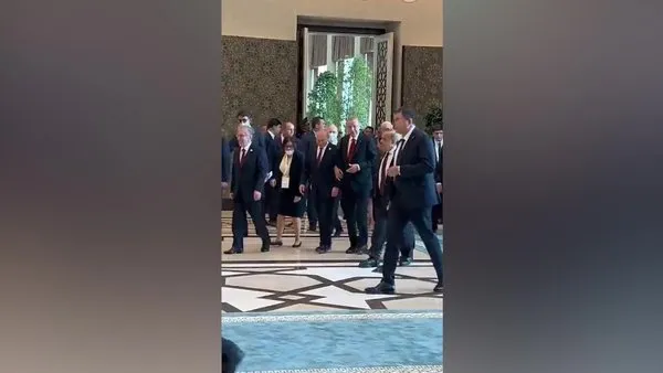 Başkan Erdoğan ile Vladimir Putin'in kol kola yürüdüğü anlar sosyal medyada gündem oldu | Video