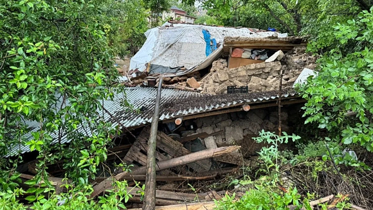 Malatya’da tek katlı ev çöktü: Mahsur kalan 3 kişiyi ekipler kurtardı! Malatya’da tek katlı ev çöktü: Mahsur kalan 3 kişiyi ekipler kurtardı!