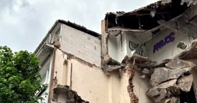 Bina yıkımı yapan kepçe ünlü oyuncunun duvarını yıktı