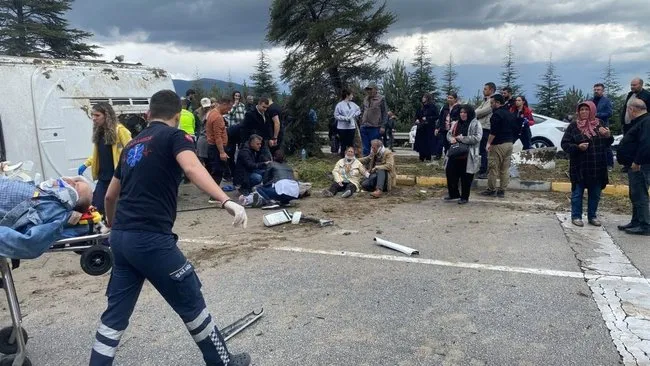 Isparta-Afyonkarahisar Karayolunda Devrilen Midibüs