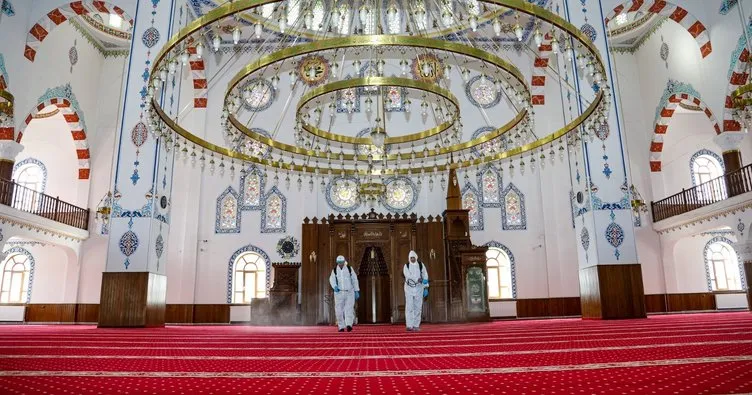 Van’da Ramazan ayı öncesi camiler gül suyu ile temizlendi