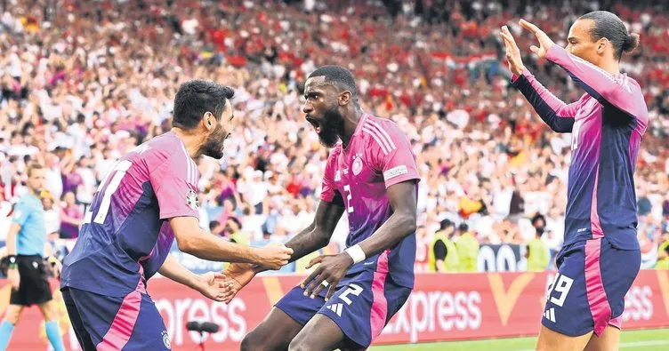 Övmek isterken ırkçılıkla suçlandı