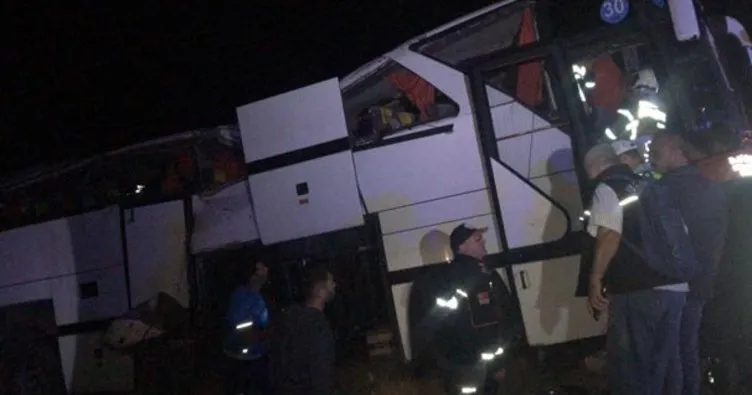 Mültecileri taşıyan otobüs devrildi! Çok sayıda yaralı var