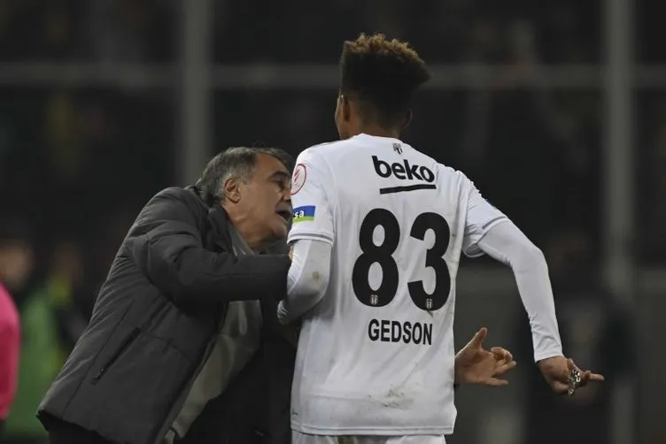 Son dakika Beşiktaş haberleri: Ankaragücü - Beşiktaş maçında akıl almaz görüntü! Tribünlerden sahaya muşta atıldı: Şenol Güneş çılgına döndü...