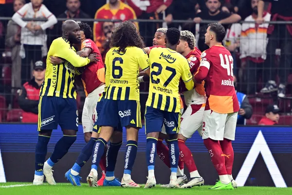 derbi-canli-super-ligde-galatasaray-fenerbahce-maci-ilk-yari-oynaniyor-1793040168128.jpg