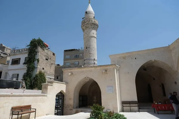 6-subat-depremlerinde-hasar-gormustu-tarihi-mahmut-pasa-camii-yeniden-ibadete-acildi-1787579518315.jpg