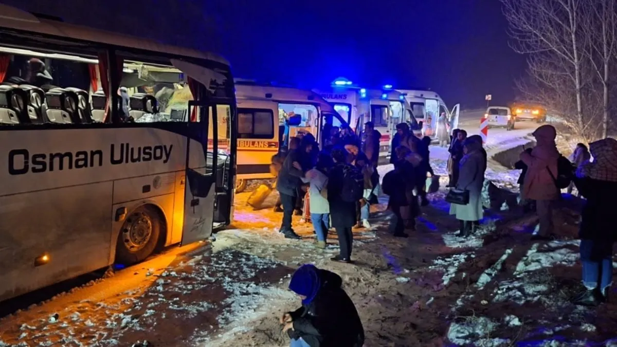 Karda kayan otobüs duvara sürterek durdu: 5 çocuk 14 yaralı!