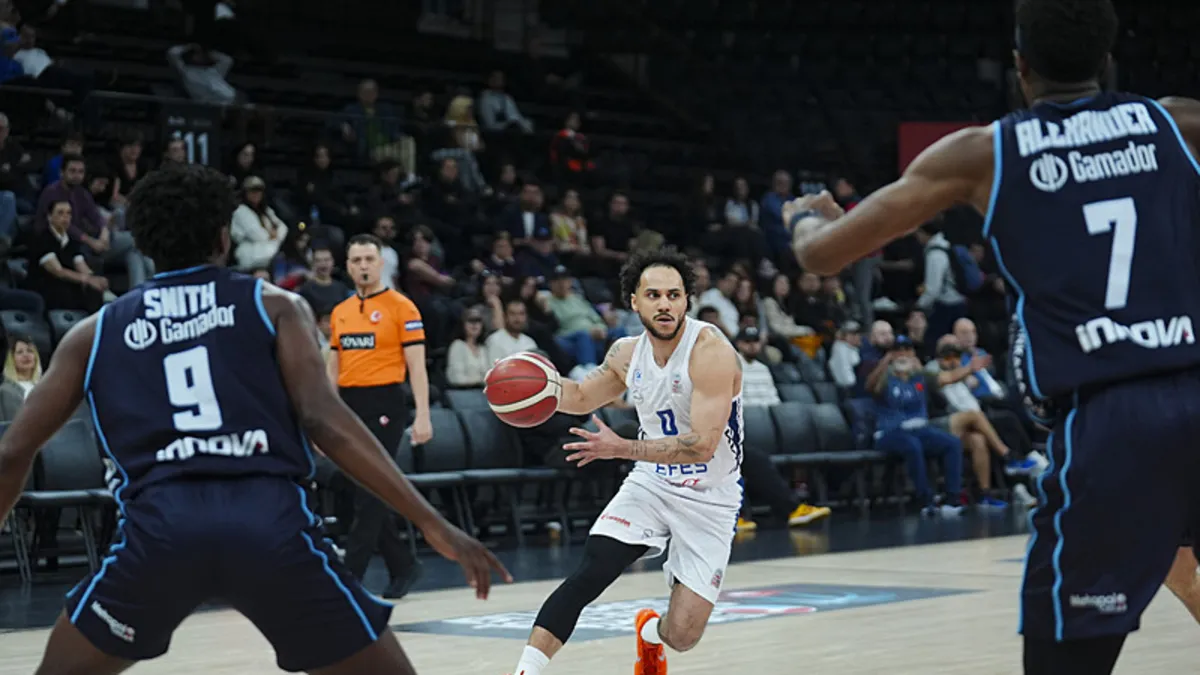 Anadolu Efes evinde galip!