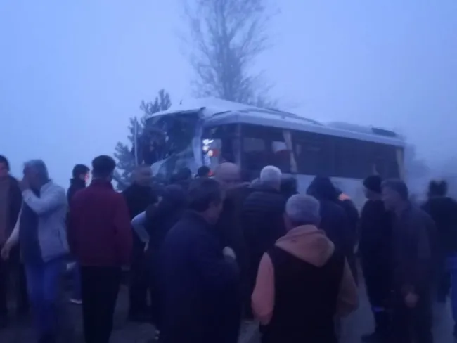 boluda-tir-ile-yolcu-minibusu-carpisti-yaralilar-var-1779389125017.jpg