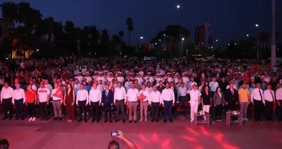 Mersinliler darbe girişiminin yıl dönümünde ellerinde Türk bayraklarıyla meydanlara akın etti